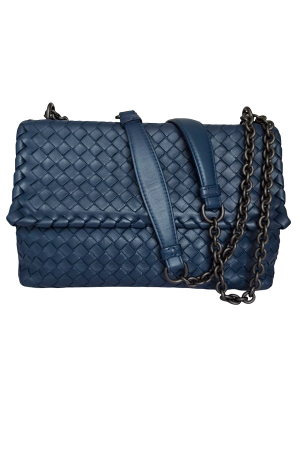 Bottega Veneta Темно-синяя сумка среднего размера Olimpia из напа с плетением Intrecciato через плечо Синий
