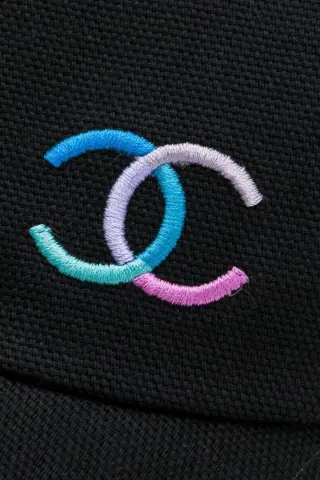 Chanel Черная кепка 24C CC с цветным логотипом Черный